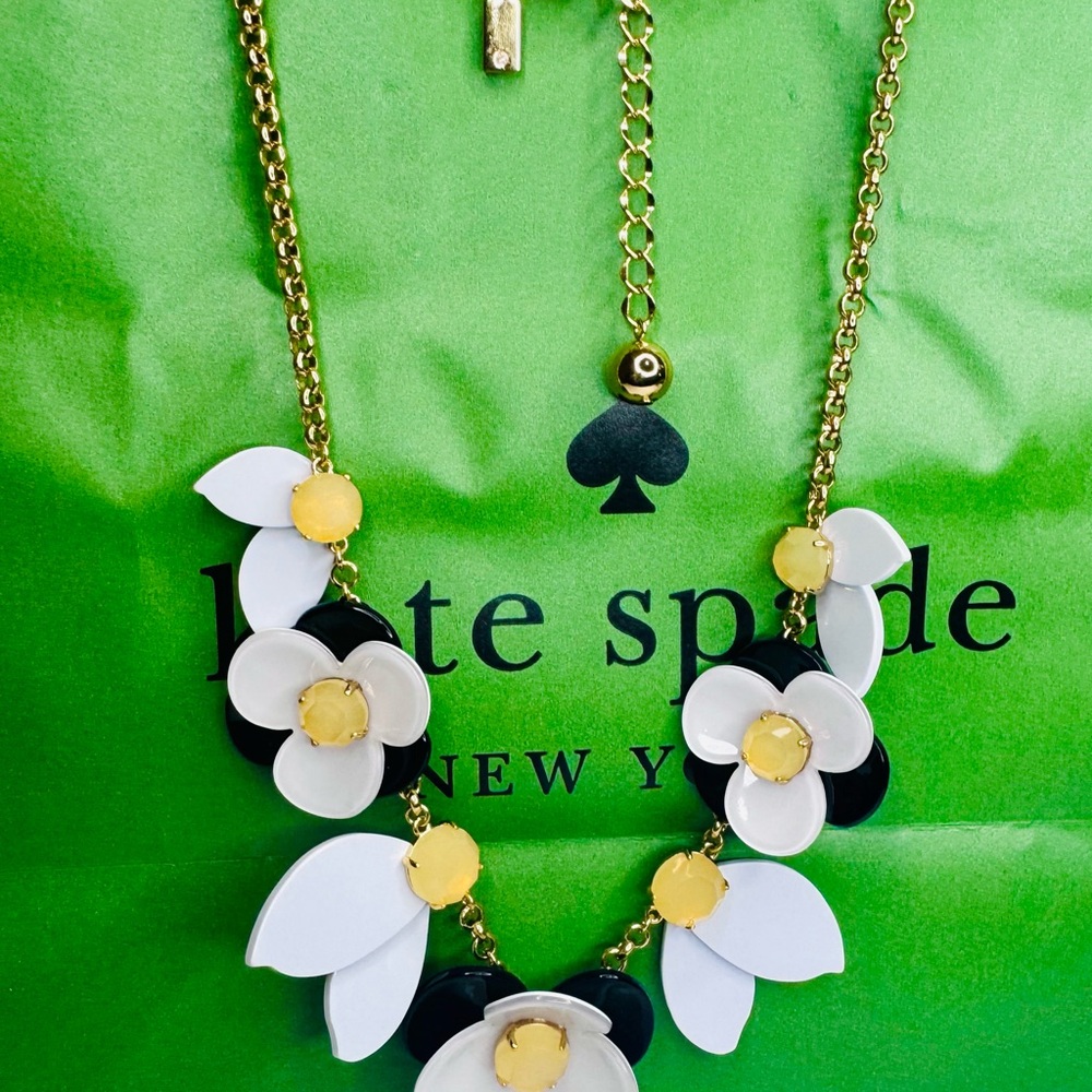 KATE SPADE “PICK A POSY” STATEMENT GOLD PLATED FLOWER NECKLACE - like new - Picture 3 of 11